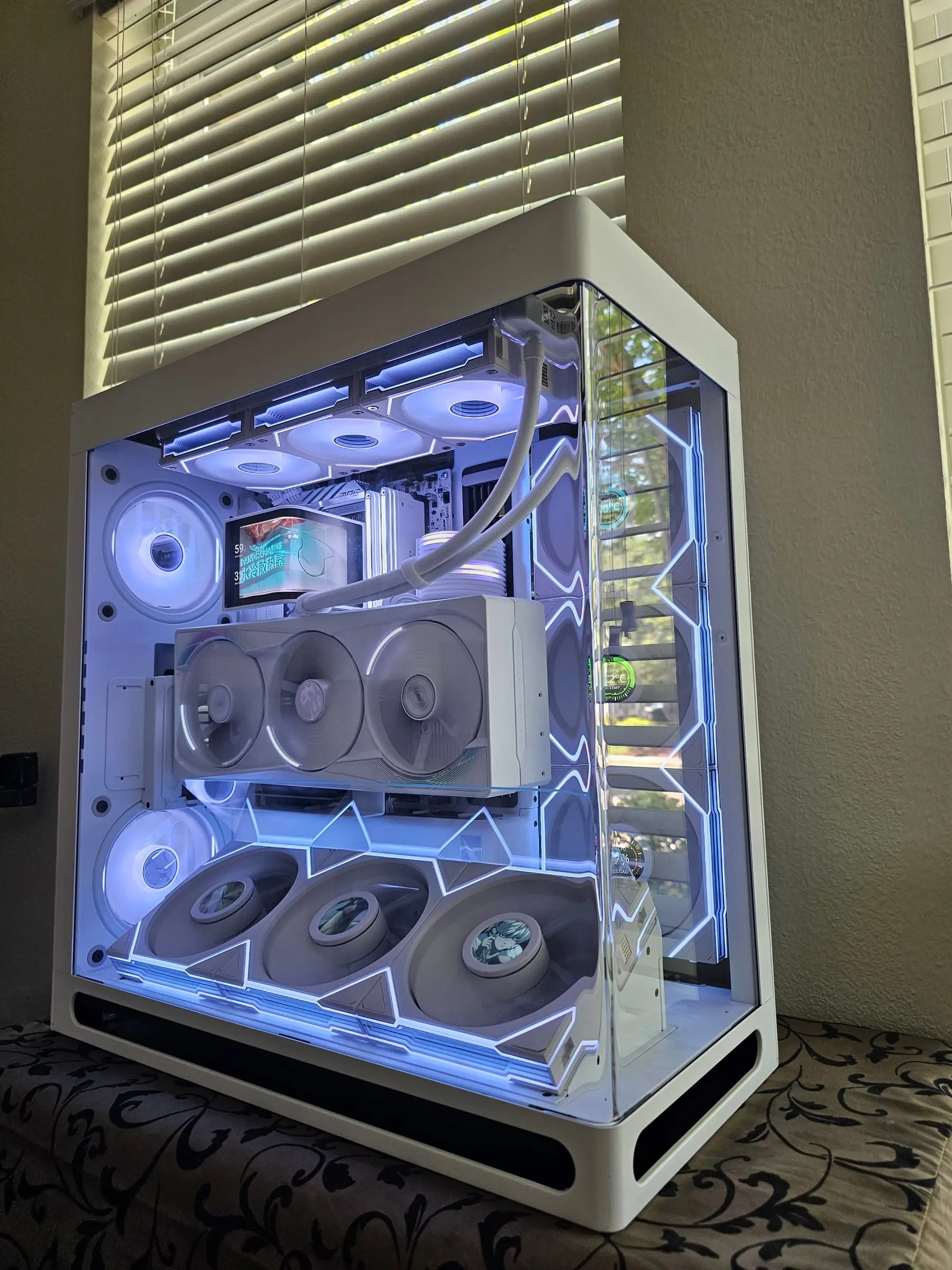 All-white HAVN HS 420 in icy blue — vertical Aorus RTX 5090, TRYX L-shaped AMOLED, and TL LCD fans each showing their own screen