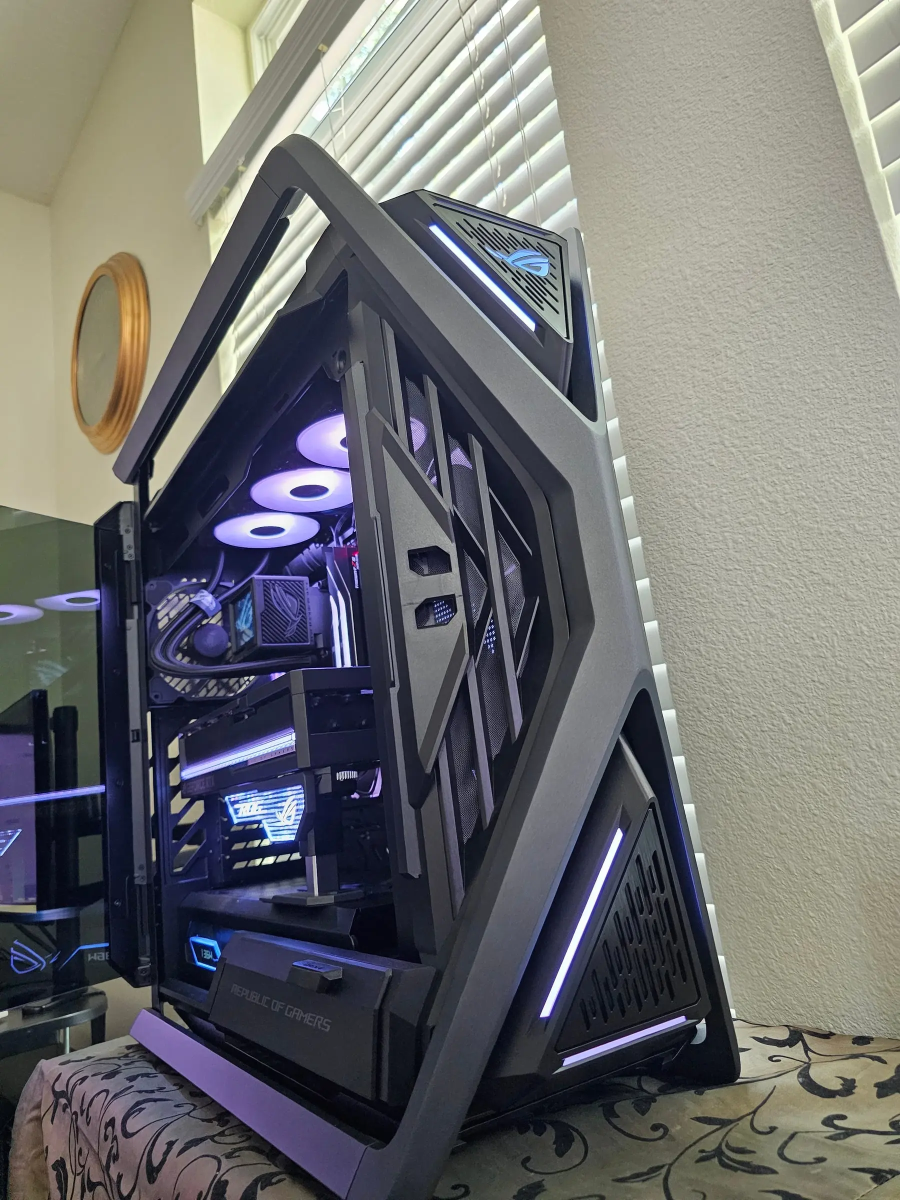 Side armor and integrated top handles of the Hyperion GR701 with violet ARGB accents