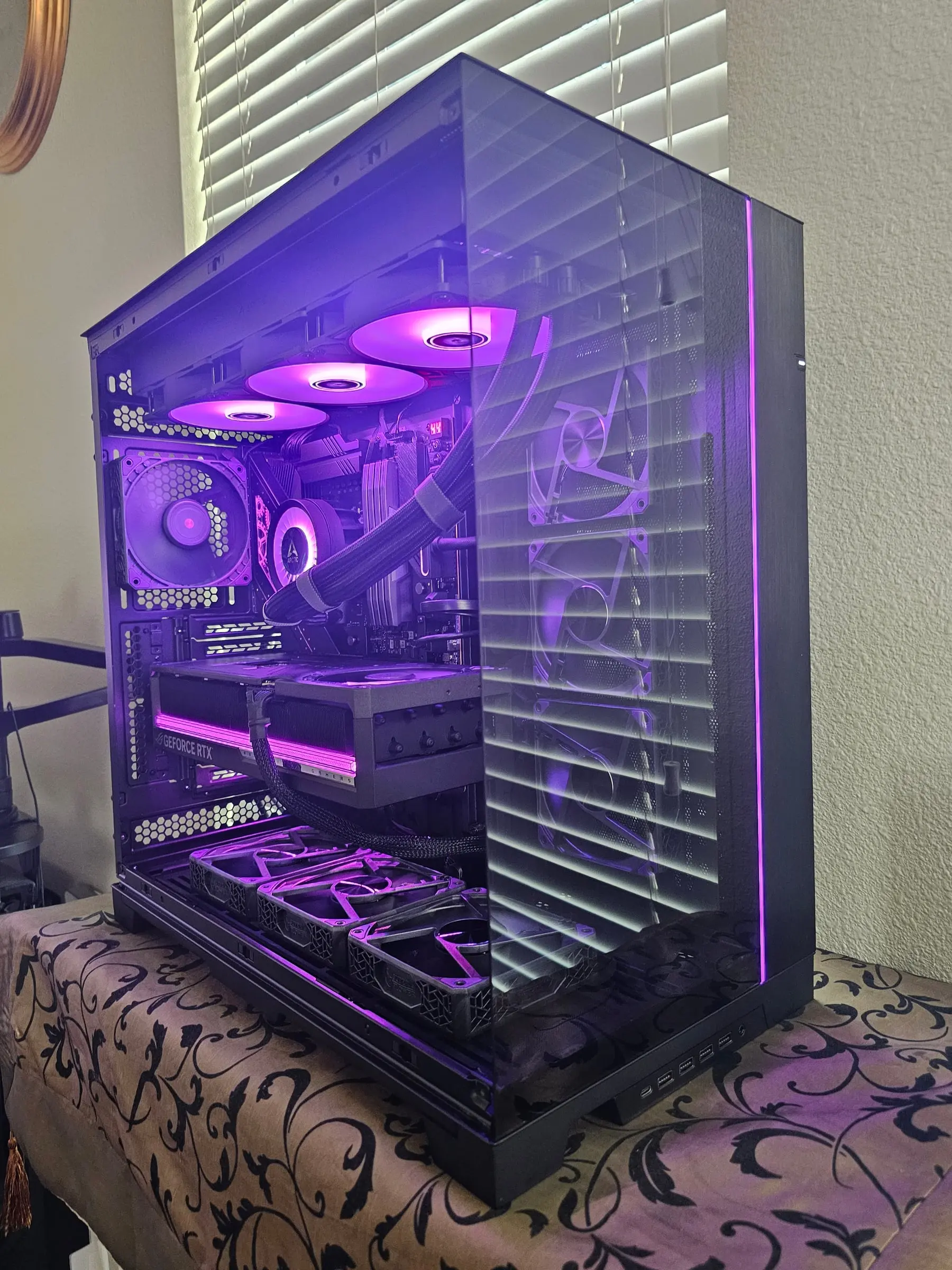 O11 Dynamic EVO XL in deep purple — 420mm radiator fans, Astral RTX 5090 light bar, and the case's light-strip spine