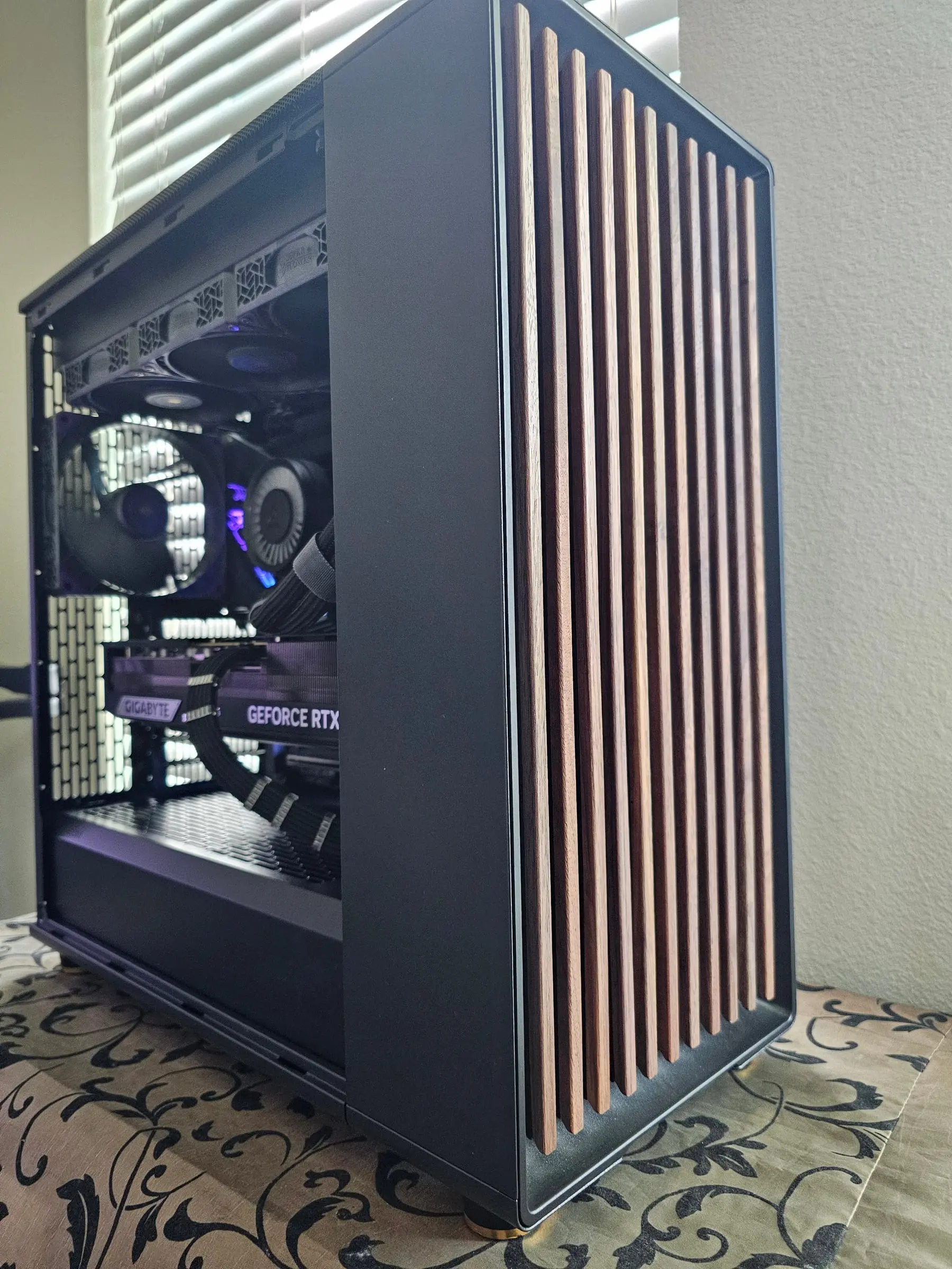 Open side — Windforce RTX 5090, Arctic Liquid Freezer 360, and Strimer-lit cables in purple