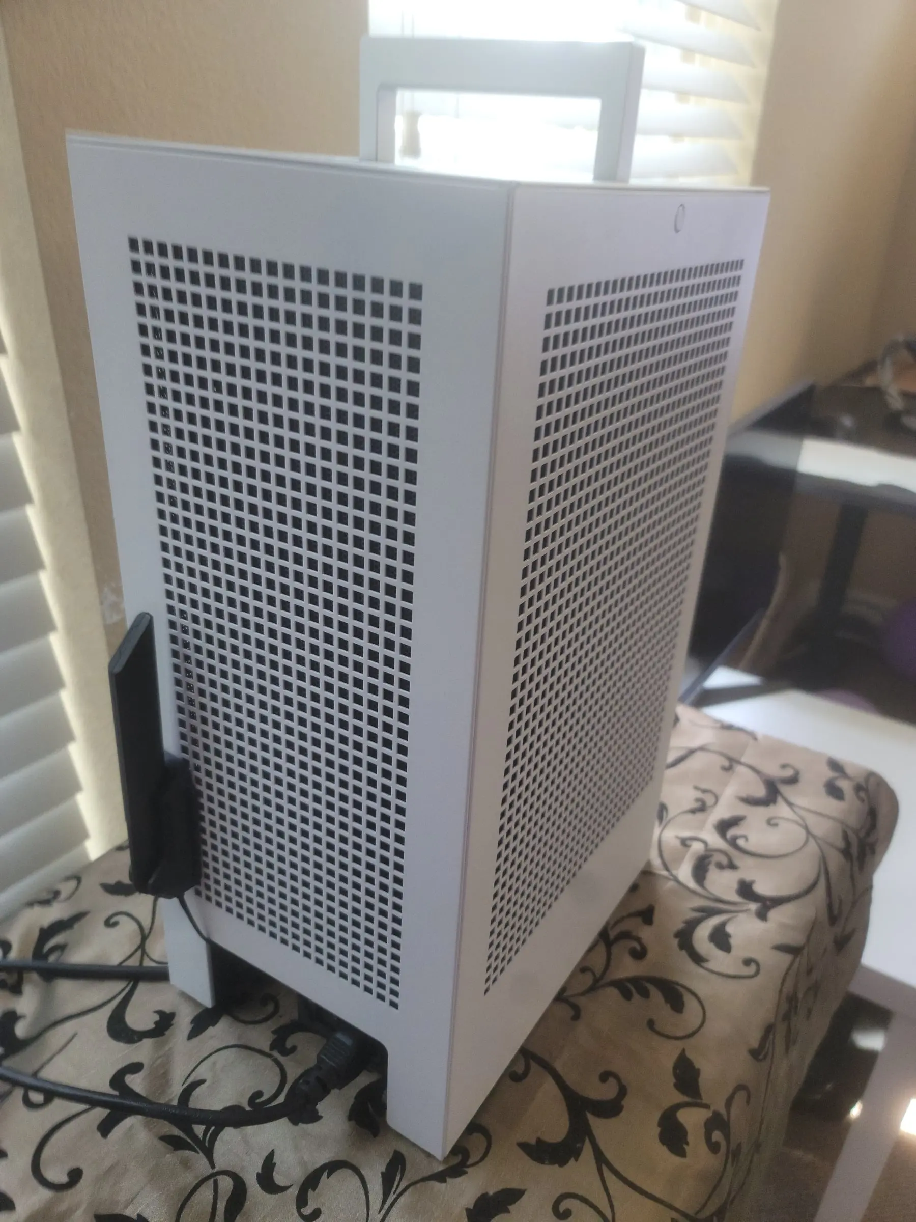 Side profile with the Wi-Fi antenna mounted and full-height mesh venting