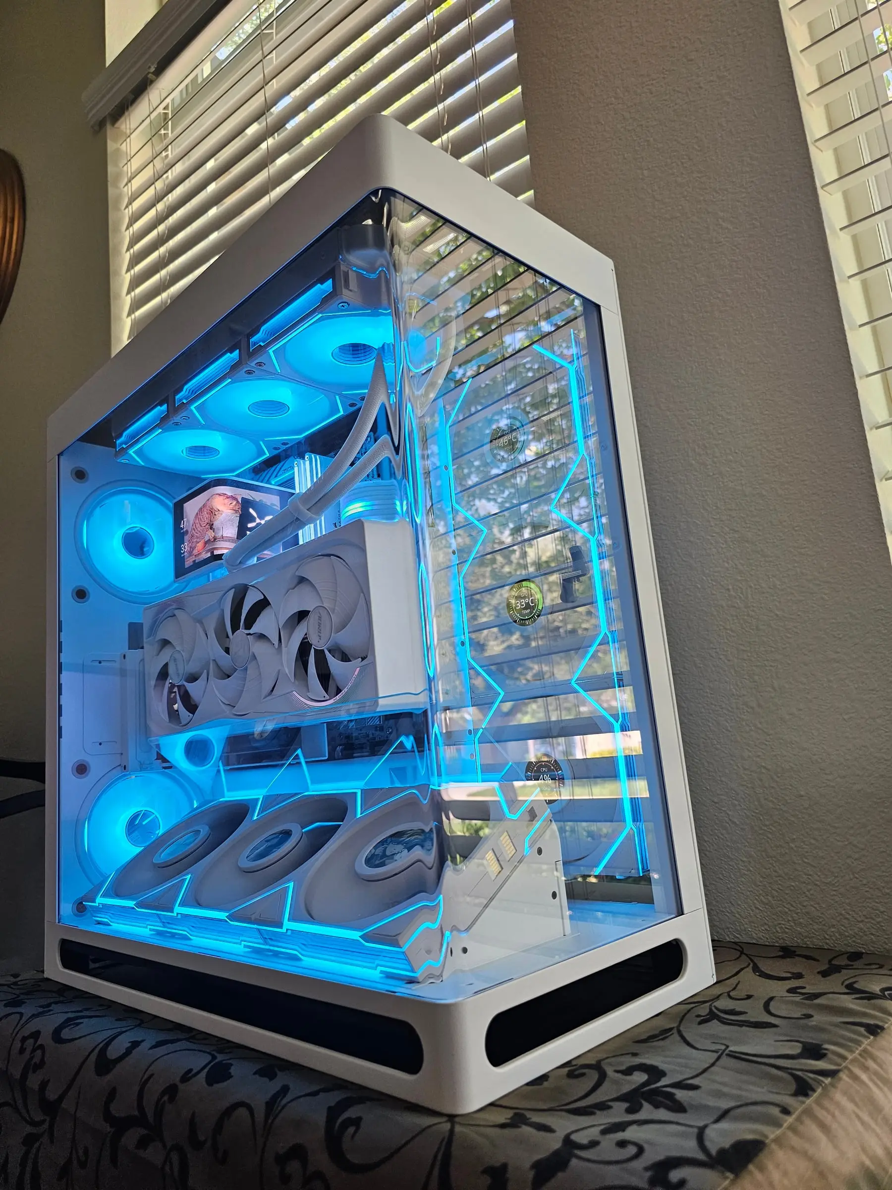Bright cyan theme with the curved glass corner reflecting the fan light rings