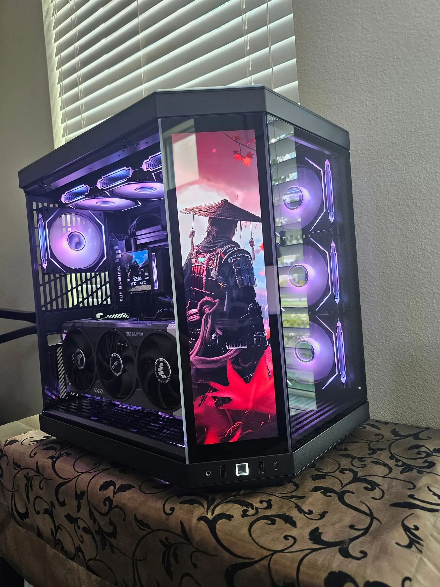Samurai under red maple leaves on the front display, purple Prism fans glowing