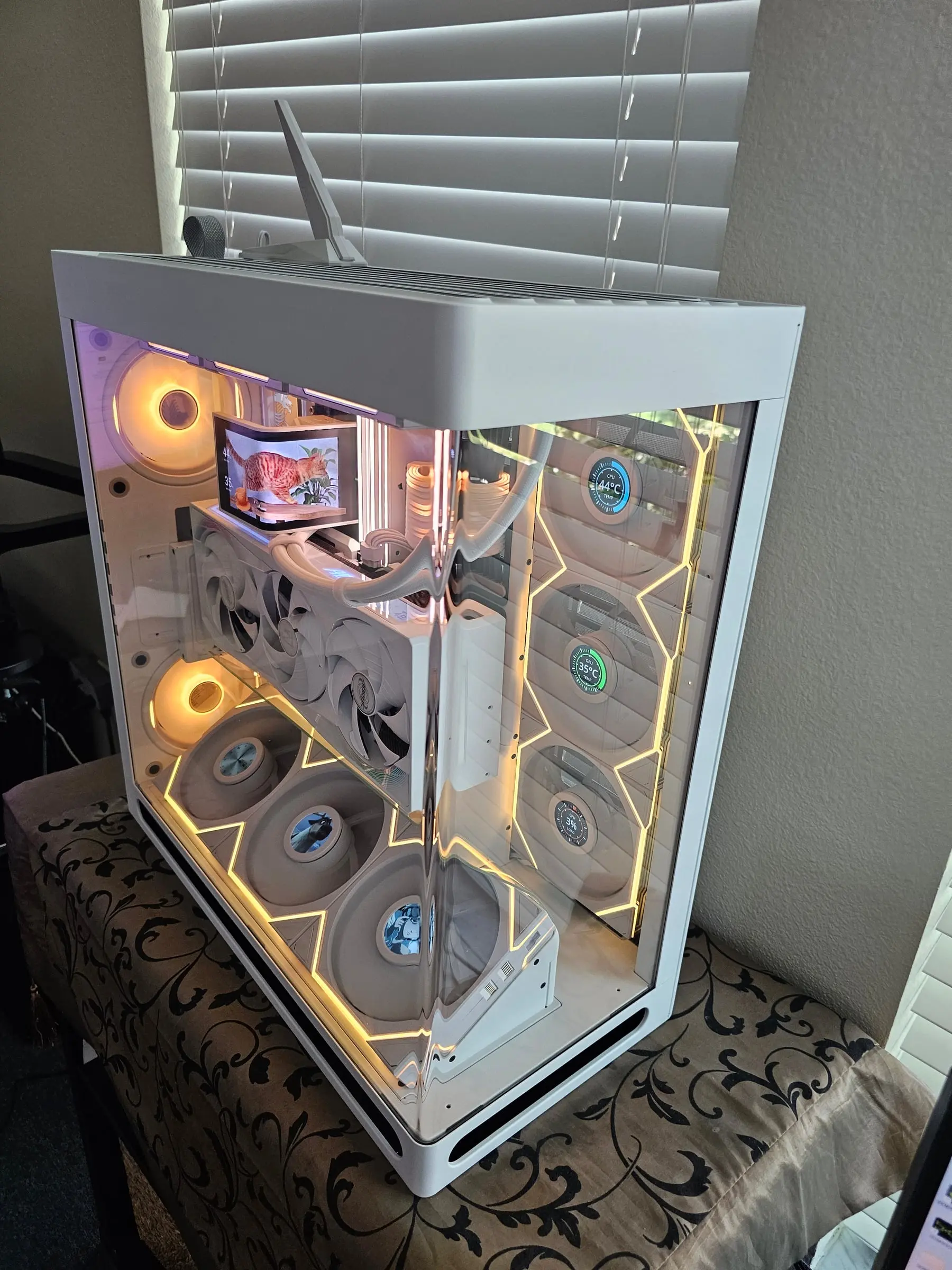 Champagne-gold lighting with live CPU and GPU readouts on the side fan screens