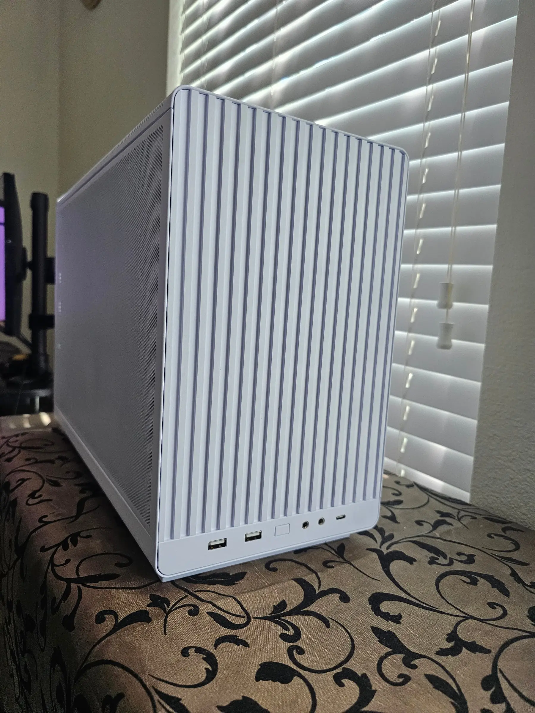 Detail of the extruded aluminum-style top cover on the Lian Li A3 White