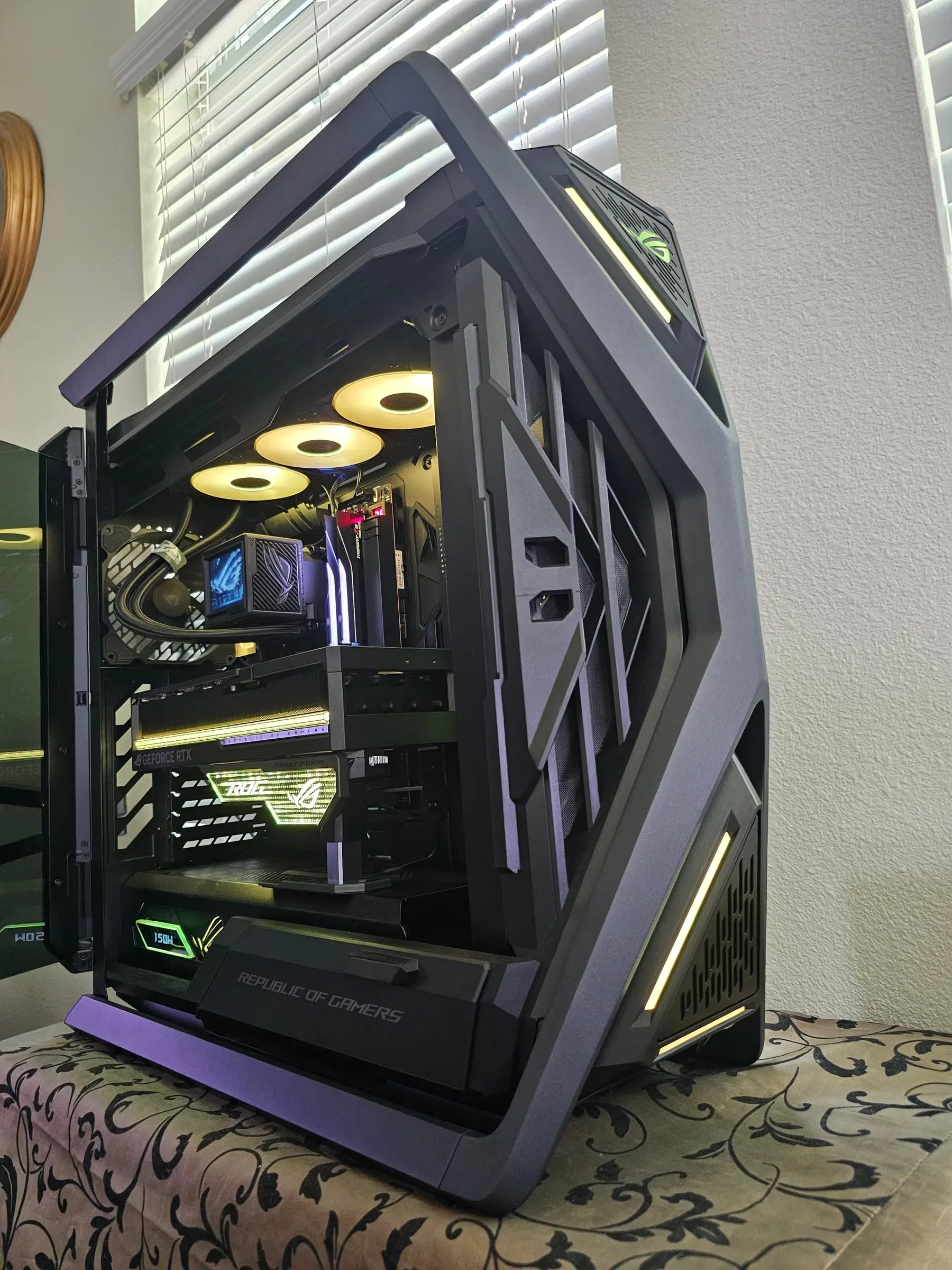 Gold theme with the Thor power display reading 150W and the ROG crest in green