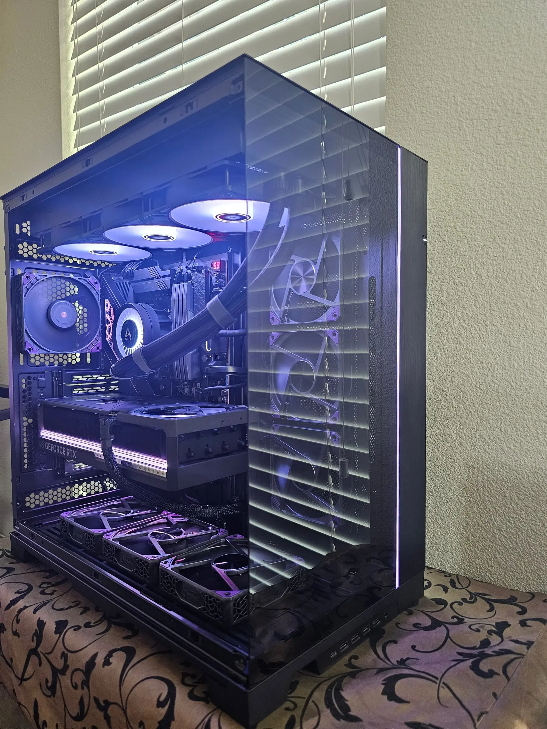 Violet showcase view with the Astral bar in white and the full fan complement lit