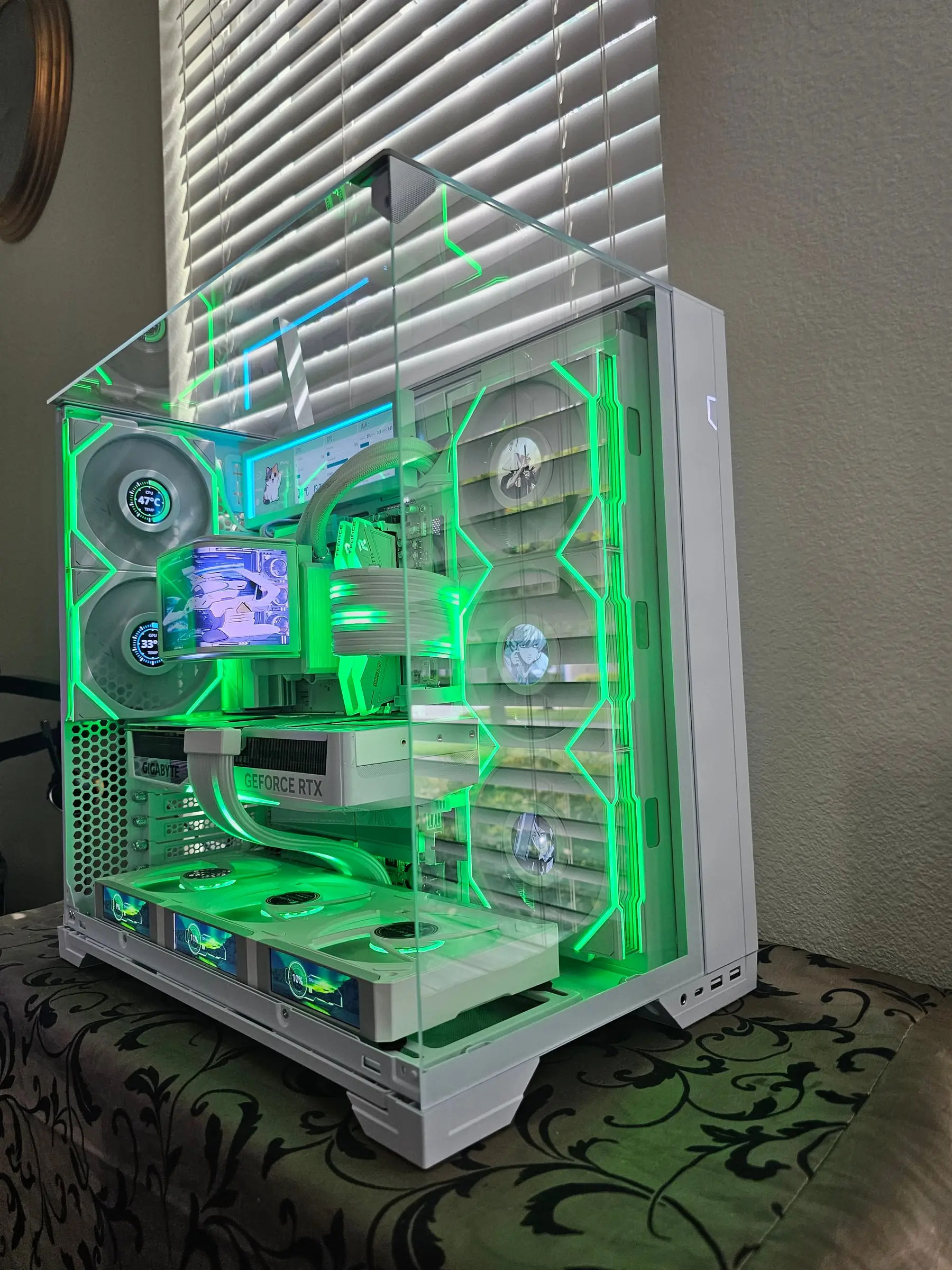 Emerald theme with ship art on the OLED and a cat dashboard on the top panel