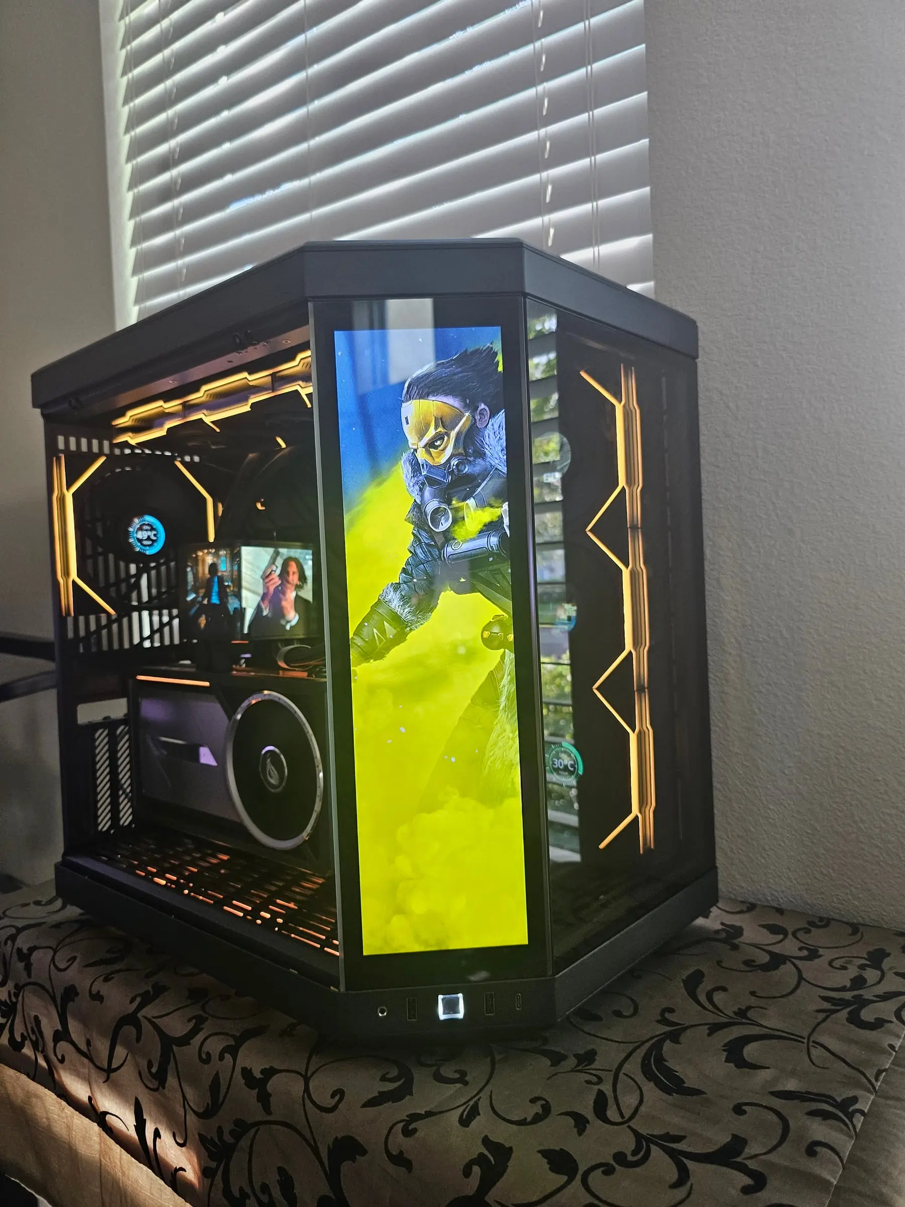 Amber theme with Apex Legends Caustic art in yellow gas