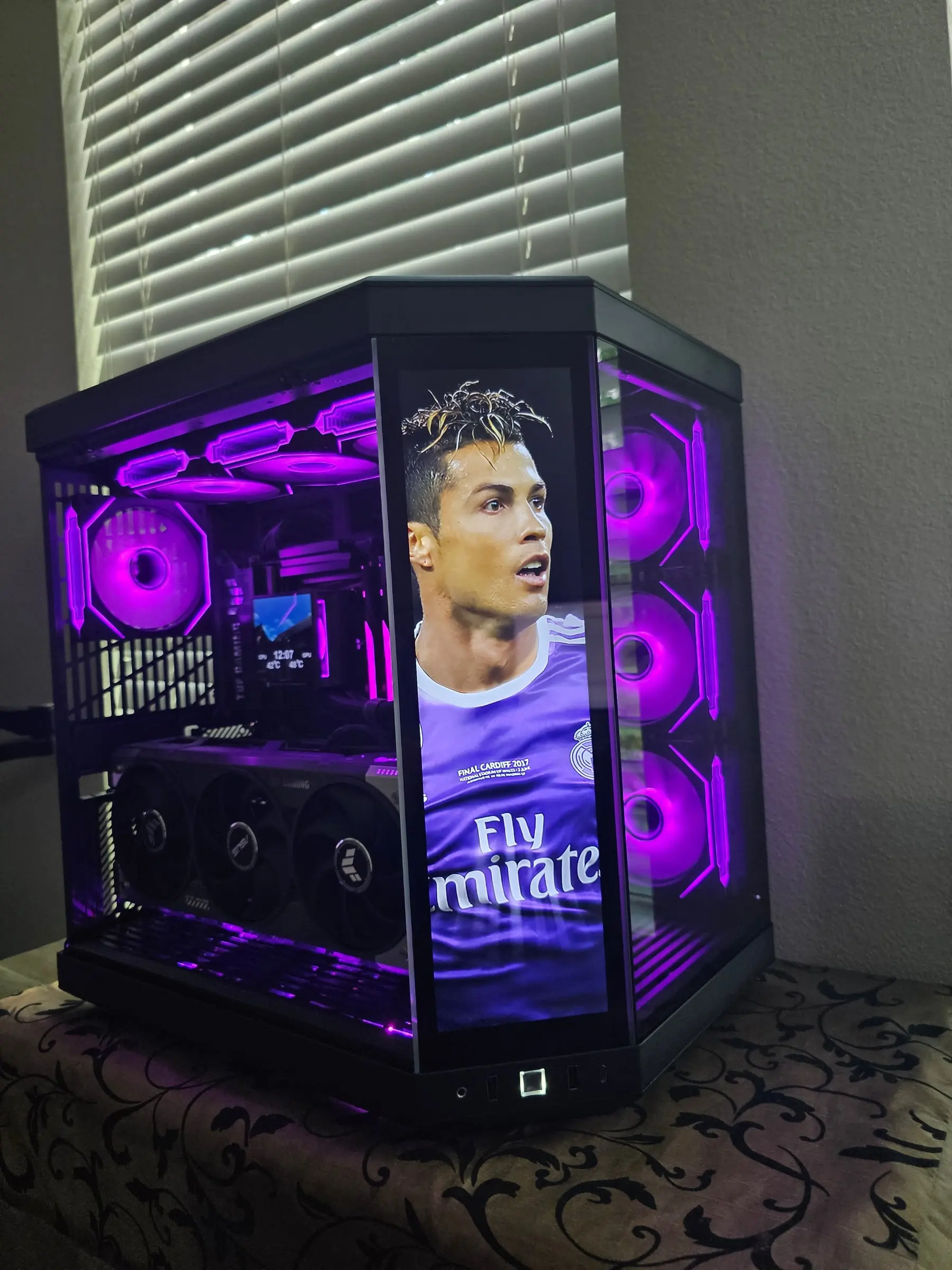 Purple theme with a Real Madrid Ronaldo wallpaper on the front touchscreen